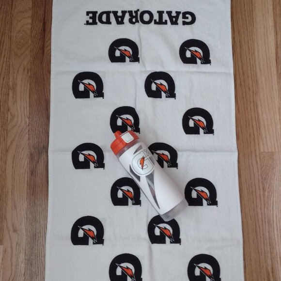 New with tags Gatorade Big 10 Bottle and New Gatorade Towel - Picture 12 of 14